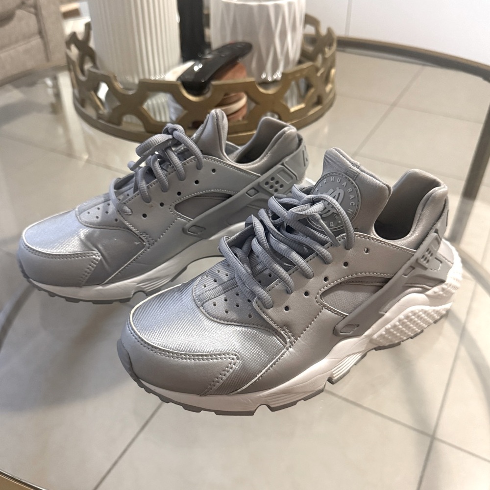 Nike Huaraches Silver